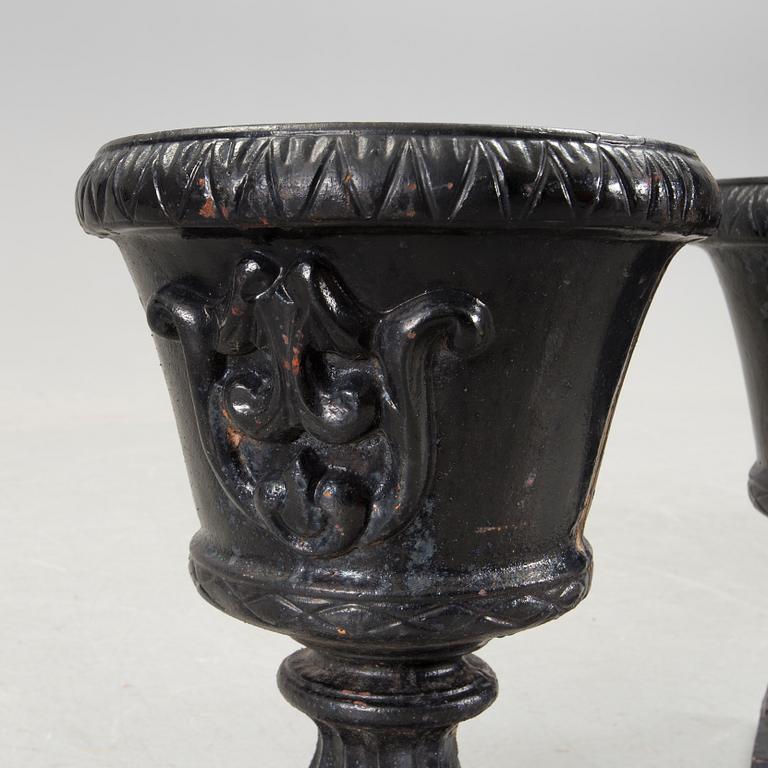 TRÄDGÅRDSURNOR, ett par, gjutjärn, Norrtälje, märkta 1989.