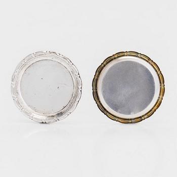 Snapsbägare, 7 st, och saltkar, 8 st, silver, glas, Tavastehus och Åbo 1948-54, fem saltkar med svensk kontrollstämpel.