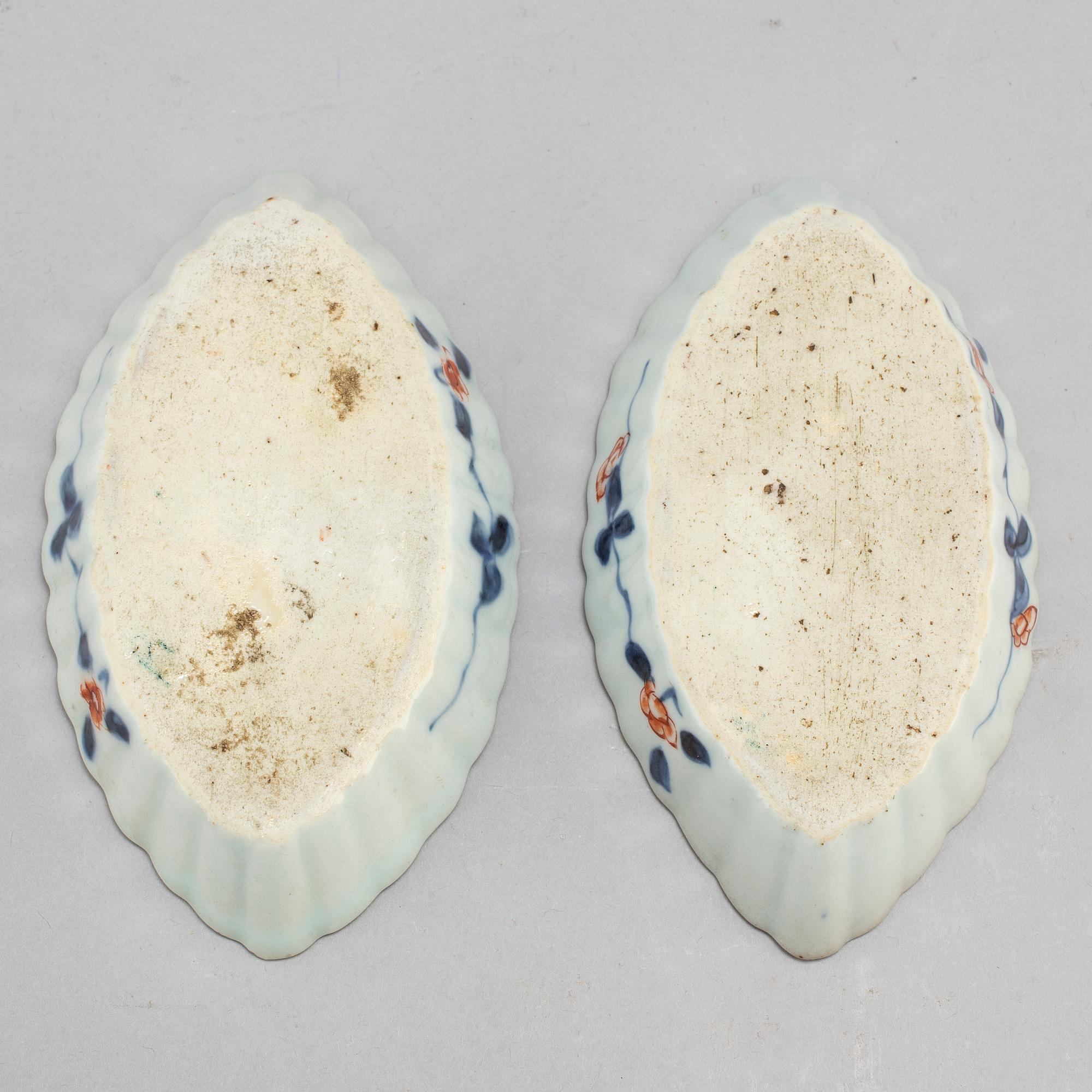SKEDFAT, ett par, porslin. Qingdynastin, 1700-tal.