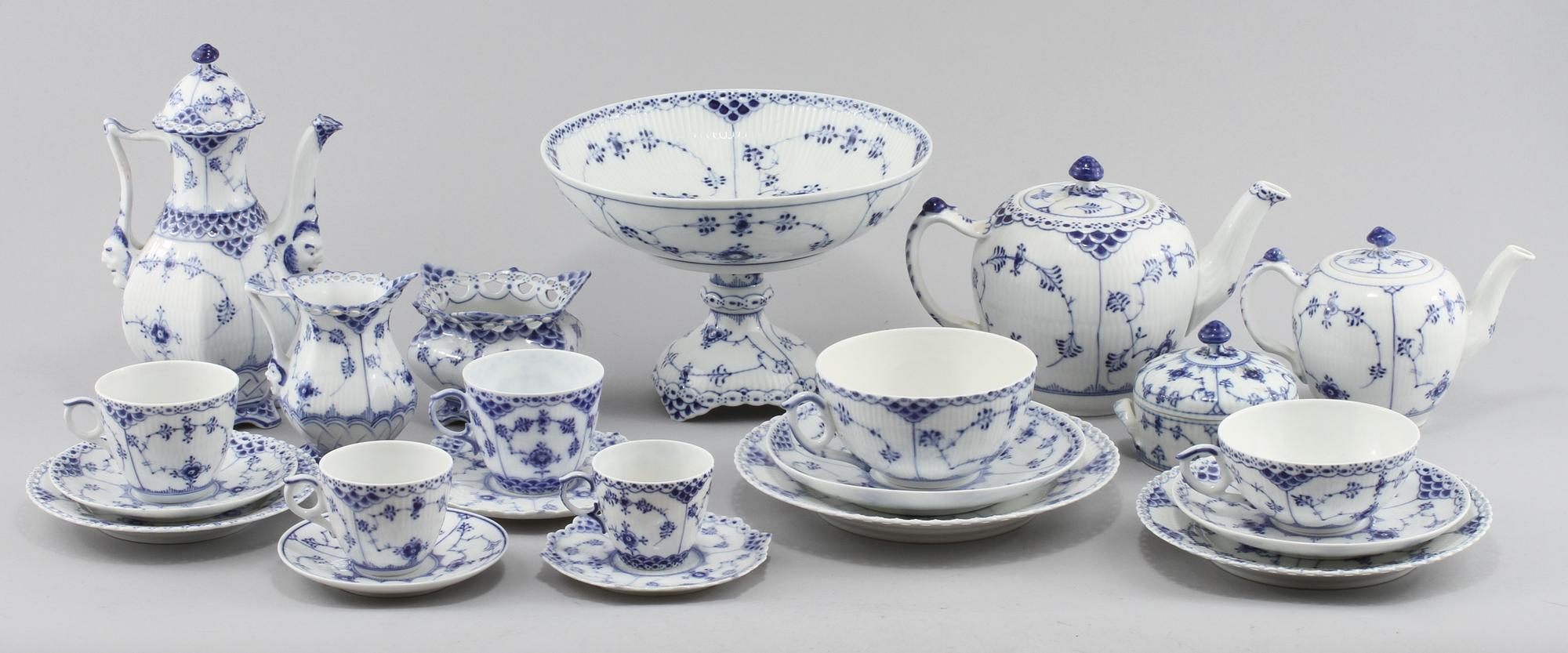 SERVISDELAR, 61 delar, porslin, "Musselmalet", Royal Copenhagen, 1900-talets andra hälft.