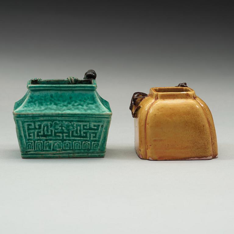 PENSELBAD, två stycken, porslin. Qingdynastin, 1800-tal.