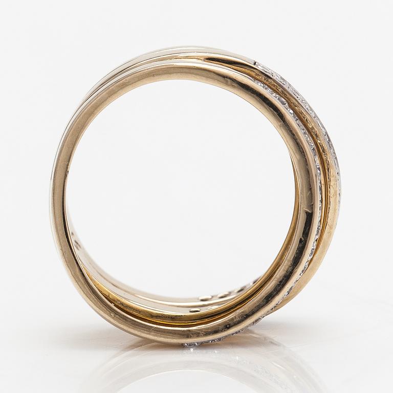 An 18K gold ring with diamonds ca. 0.53 ct in total.