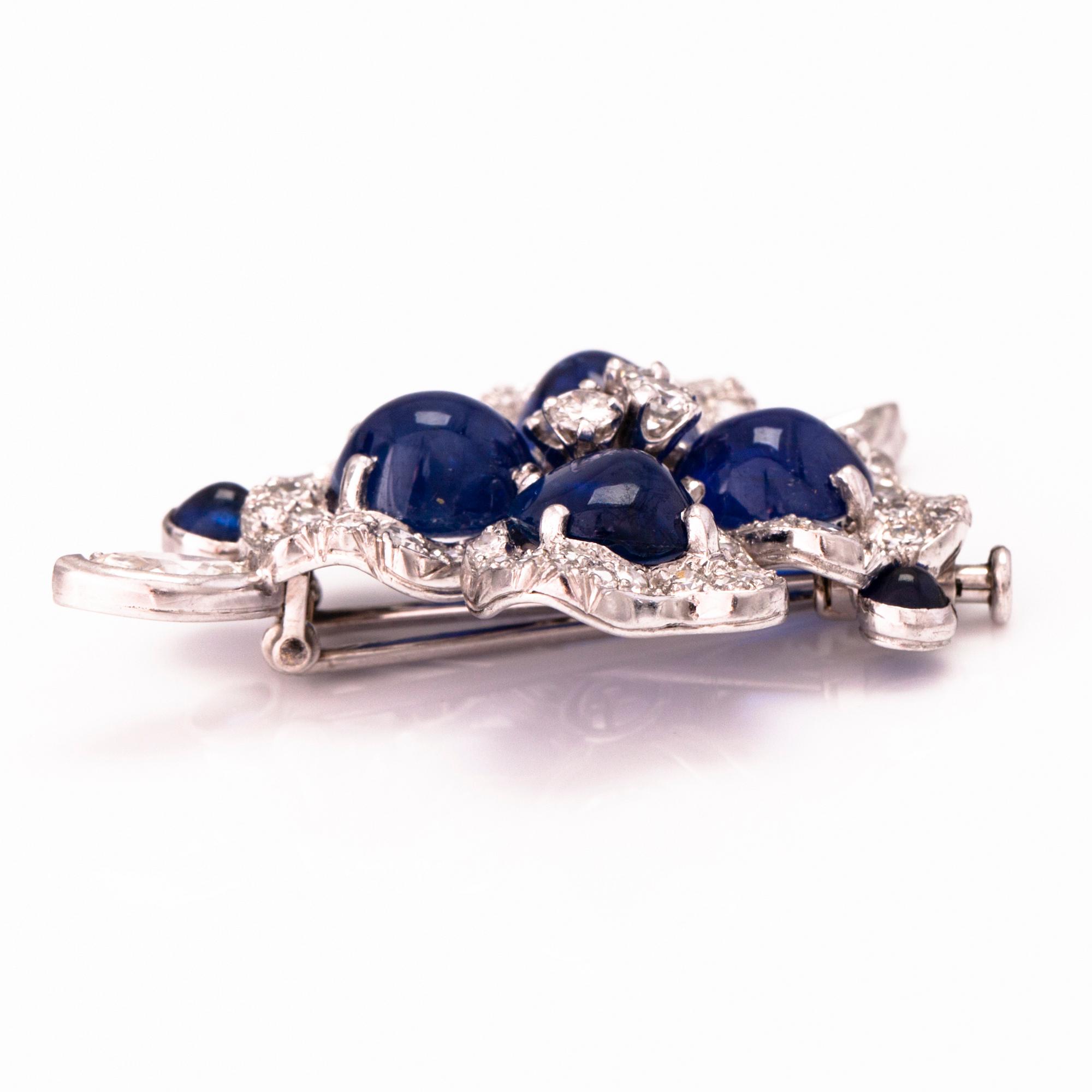 BROSCH, vitguld, cabochonslipade safirer, briljanter, 8/8-, marquise- och baguetteslipade diamanter ca 2 ct tot.