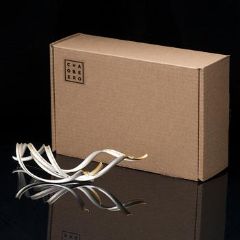 CHAO-HSIEN KUO, RINTAKORU, "Sparkling Wind brooch no. 1", hopeaa, keum-boo 24K kultafolio, teräs, 2016.