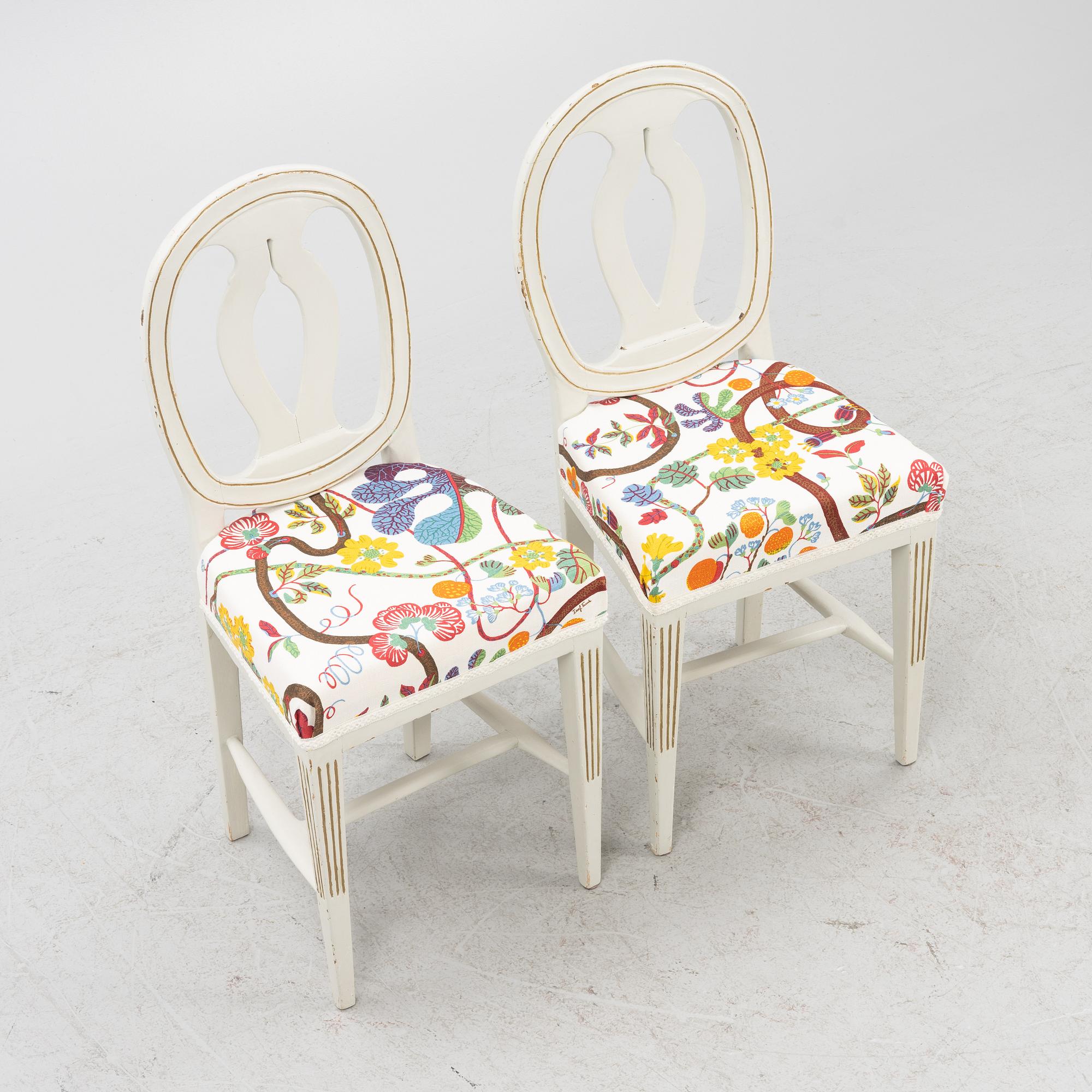 Stolar, ett par, gustavianska, omkring år 1800.