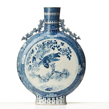 A blue and white moon flask, Qing dynasty, 19th Century.