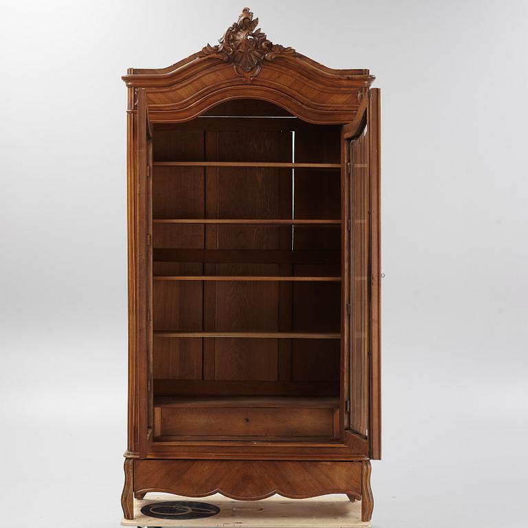 A mahogany veneered vitrine cabinet from around the year 1900.