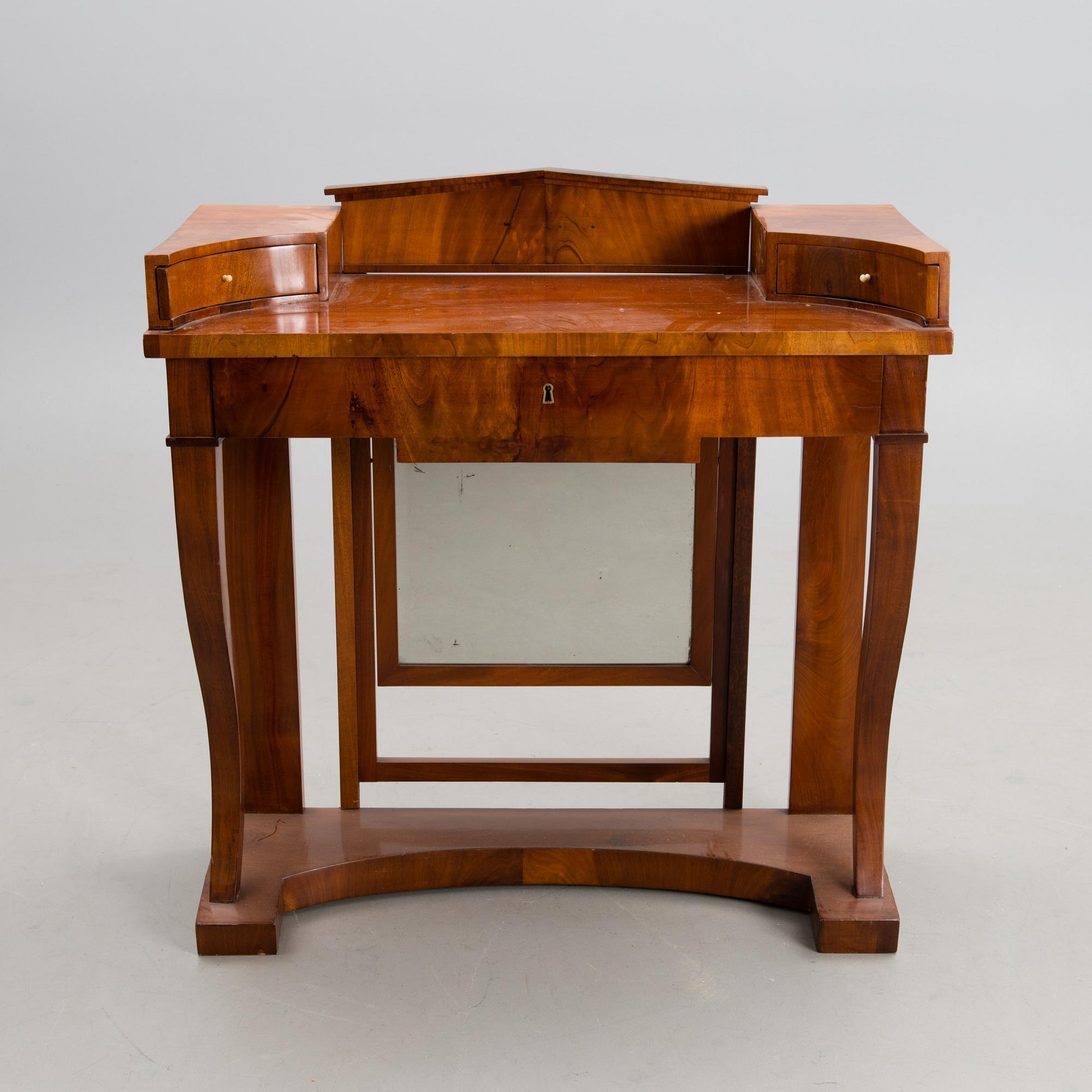 A 1820-1840s dressing table.