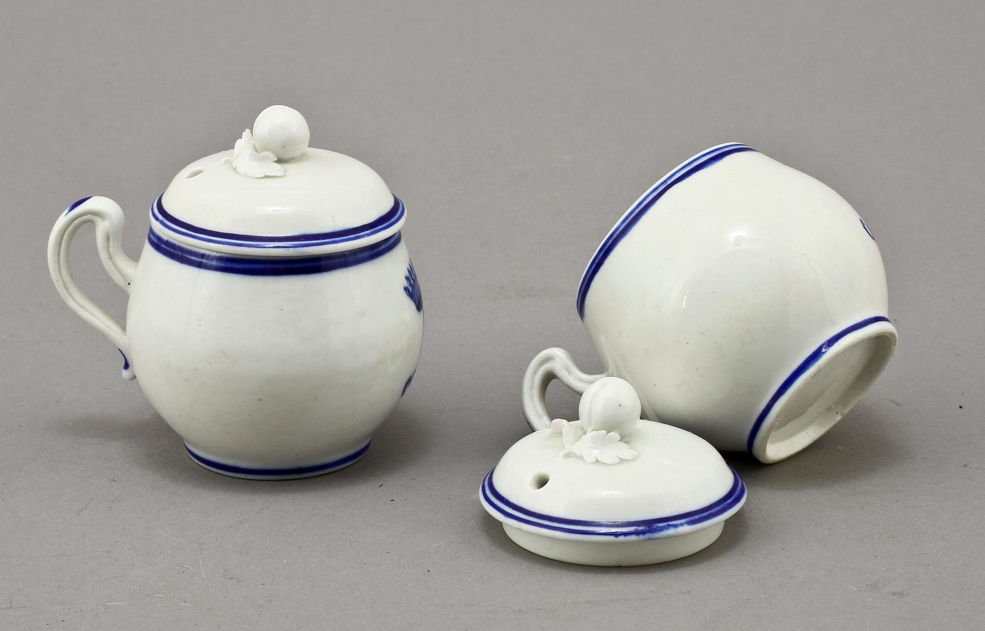 CREMEKOPPAR, ett par, porslin, 1900-talets första kvartal.