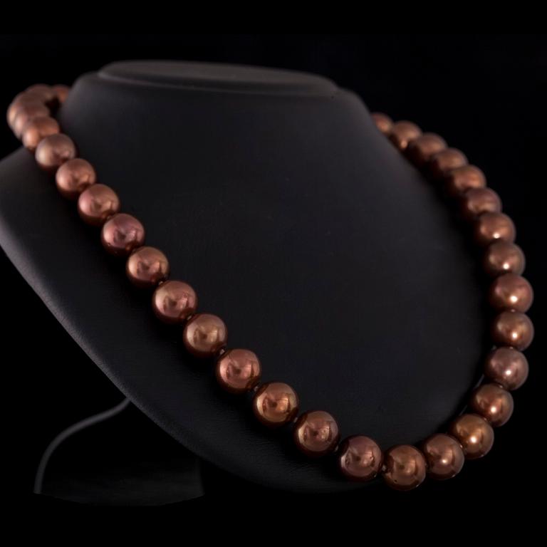 A PEARL NECKLACE and EARRINGS.