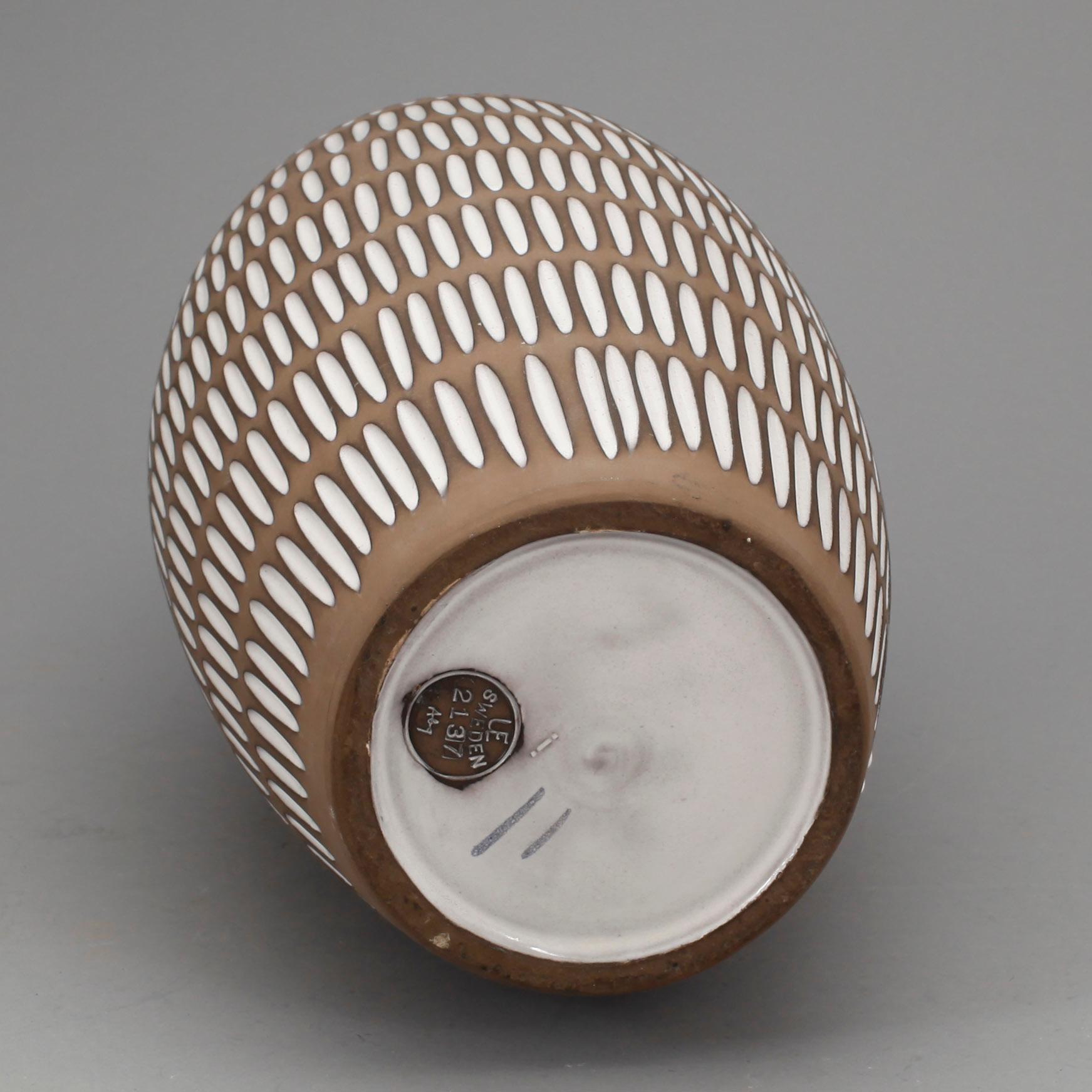 VAS, keramik, "Negro", Ingrid Atterberg, Upsala-Ekeby, signerad.