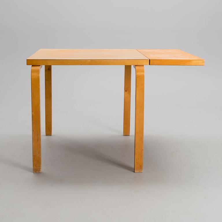 ALVAR AALTO, BORD OCH STOLAR, 4 ST. Modell 69. Artek, 1900-talets mitt.