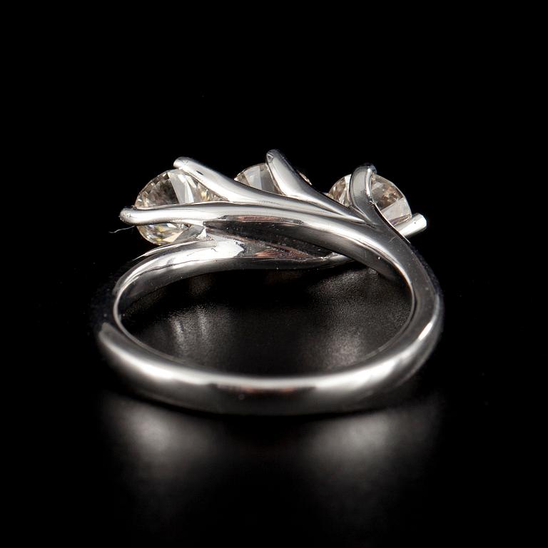 RING, vitguld 14k vitguld med 3 briljantslipade diamanter, totalt 1.75 ct. Vikt 5 g.