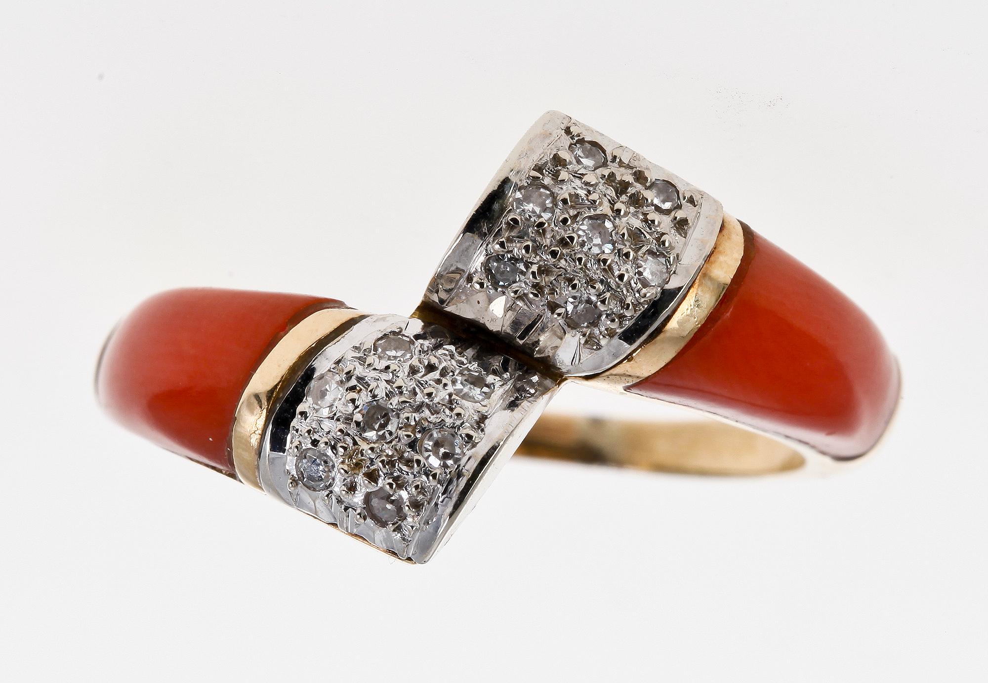 RING, 18 K guld med korall och briljantslipade diamanter, tot 0.18 ct.
