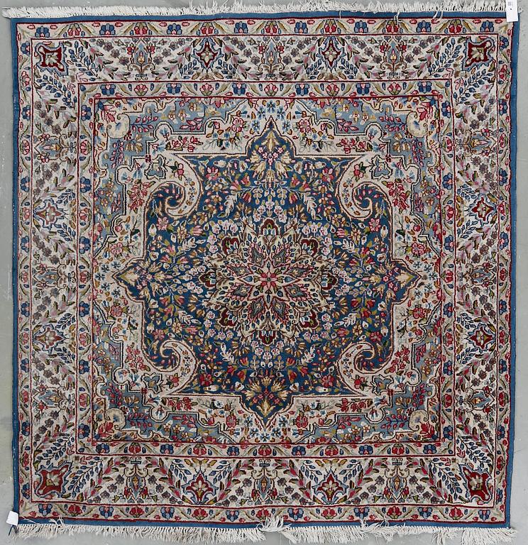 MATTA, old Kirman. Ca 200x196 cm.