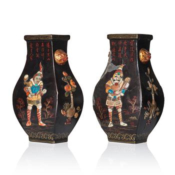 1214. Vaser, ett par, lackerade med inläggningar, Qingdynastins mitt.