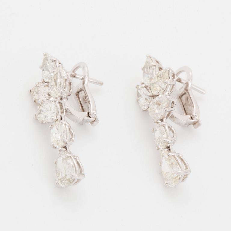 Ett par örhängen 18K vitguld med droppformade och ovala briljantslipade diamanter.