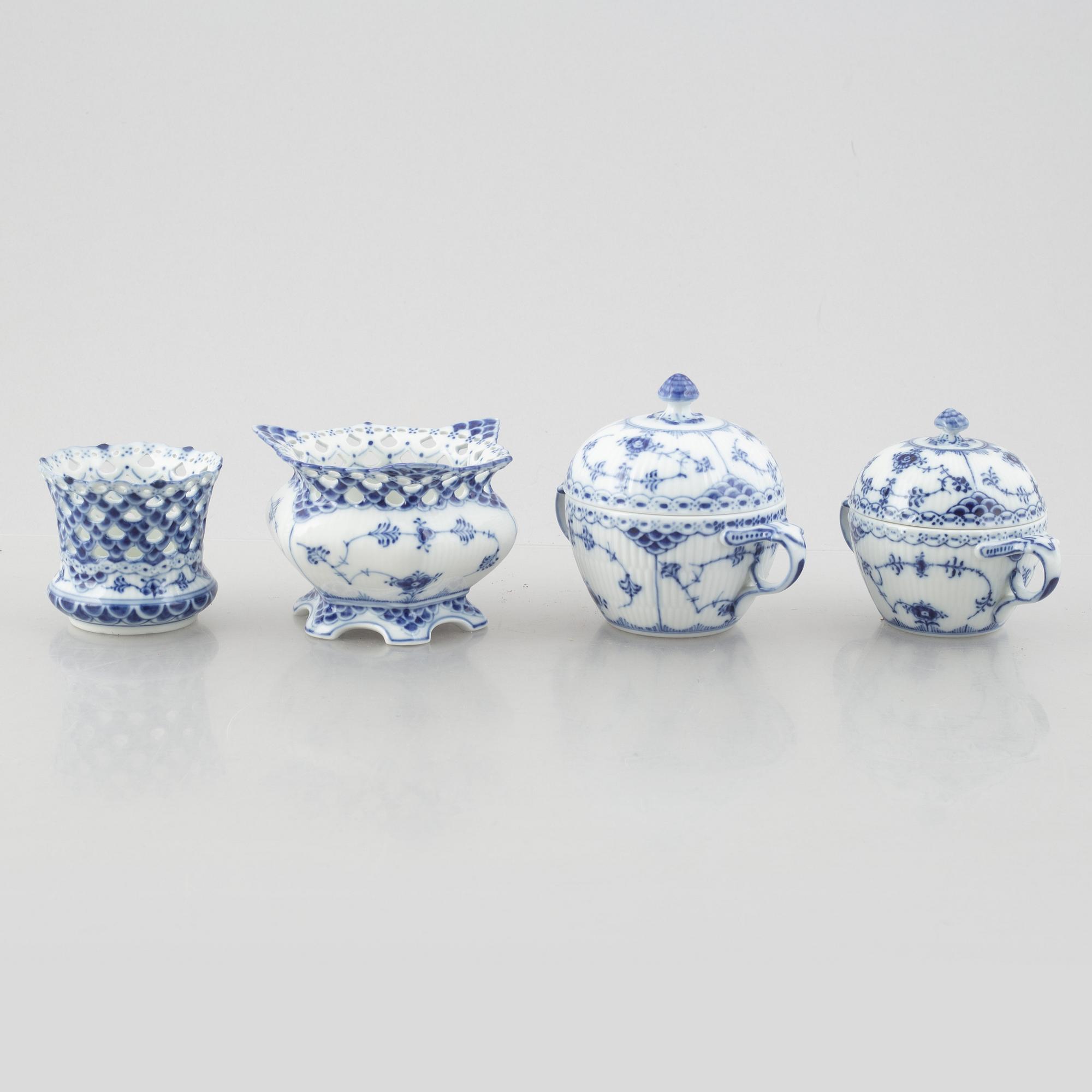 Servisdelar, 29 st, porslin, "Musselmalet", Royal Copenhagen, Danmark.