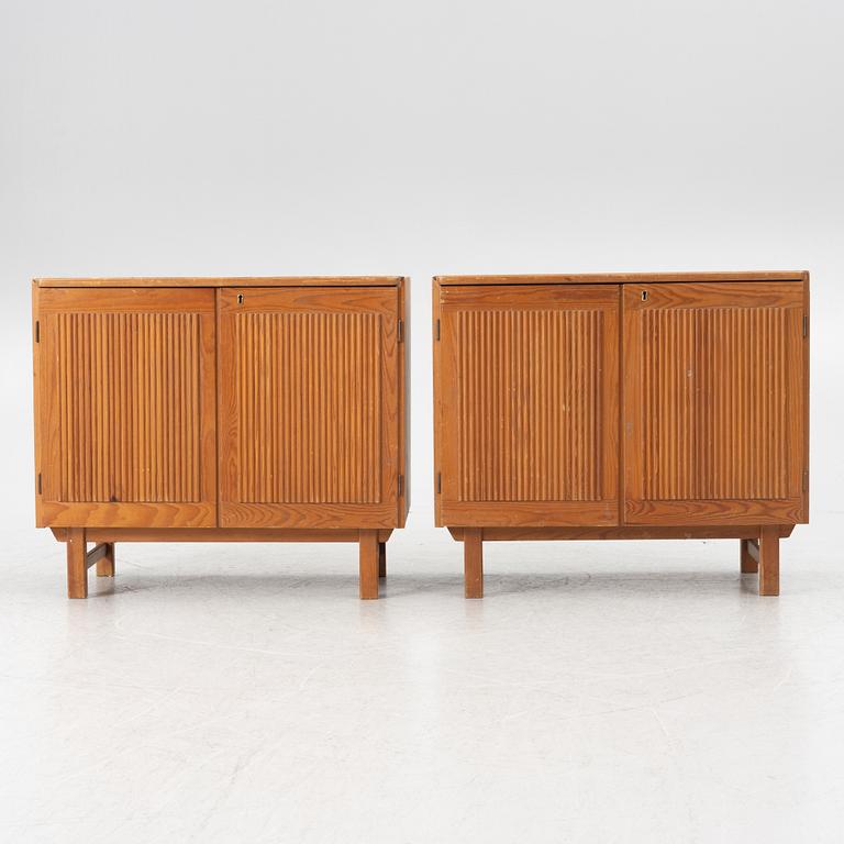 Skåp, ett par, sportstugemöbler, Svensk Fur, 1900-talets mitt.