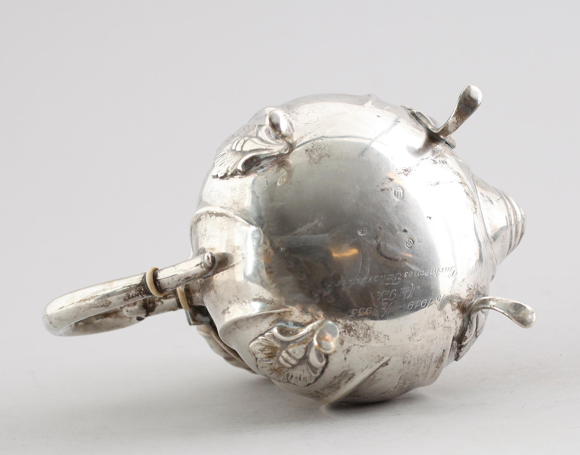 TEKANNA, silver, Danmark, 1900-talets första hälft. Vikt ca 459 gram.