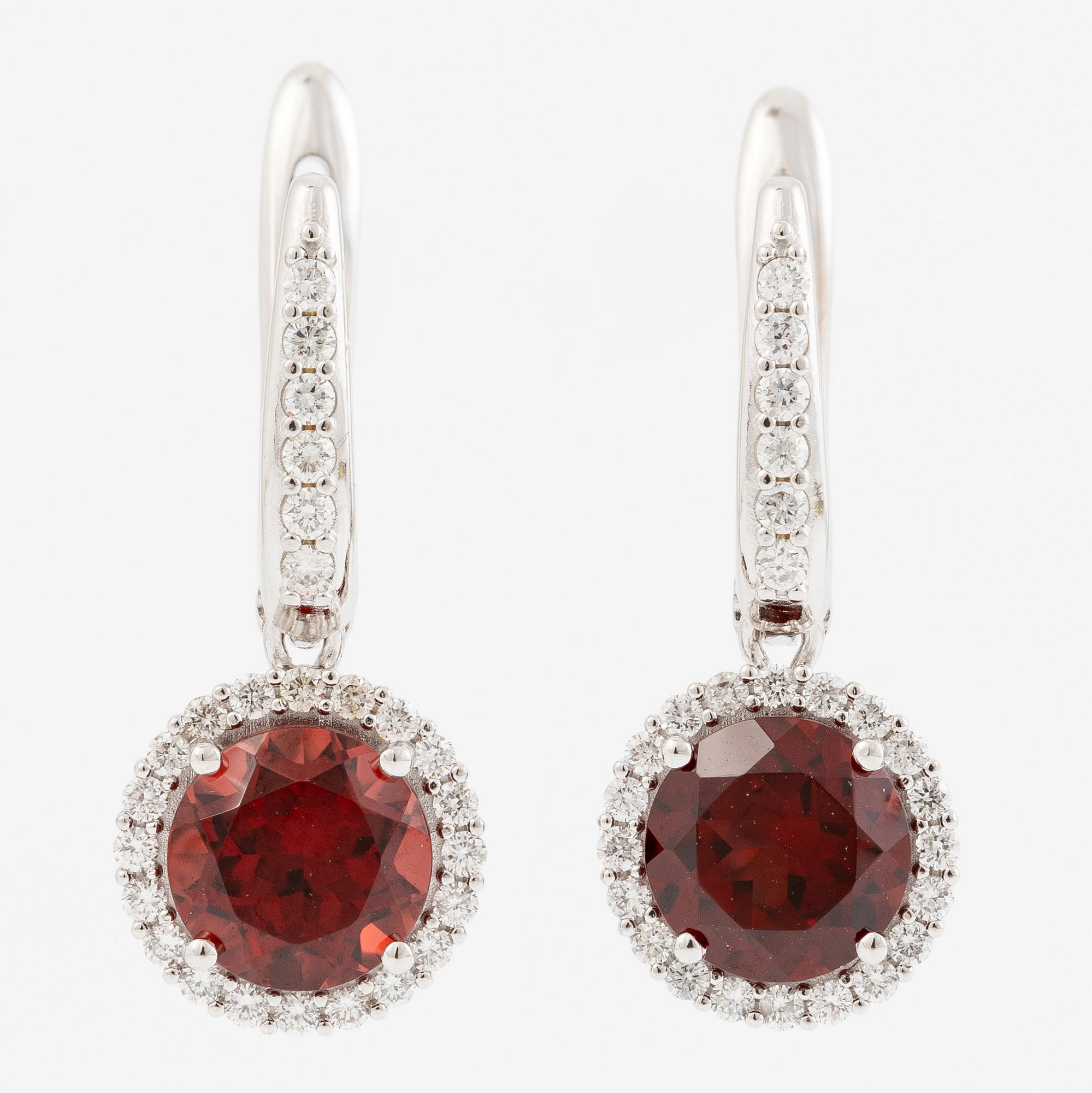 Örhängen 18K vitguld med granater och briljantslipade diamanter.