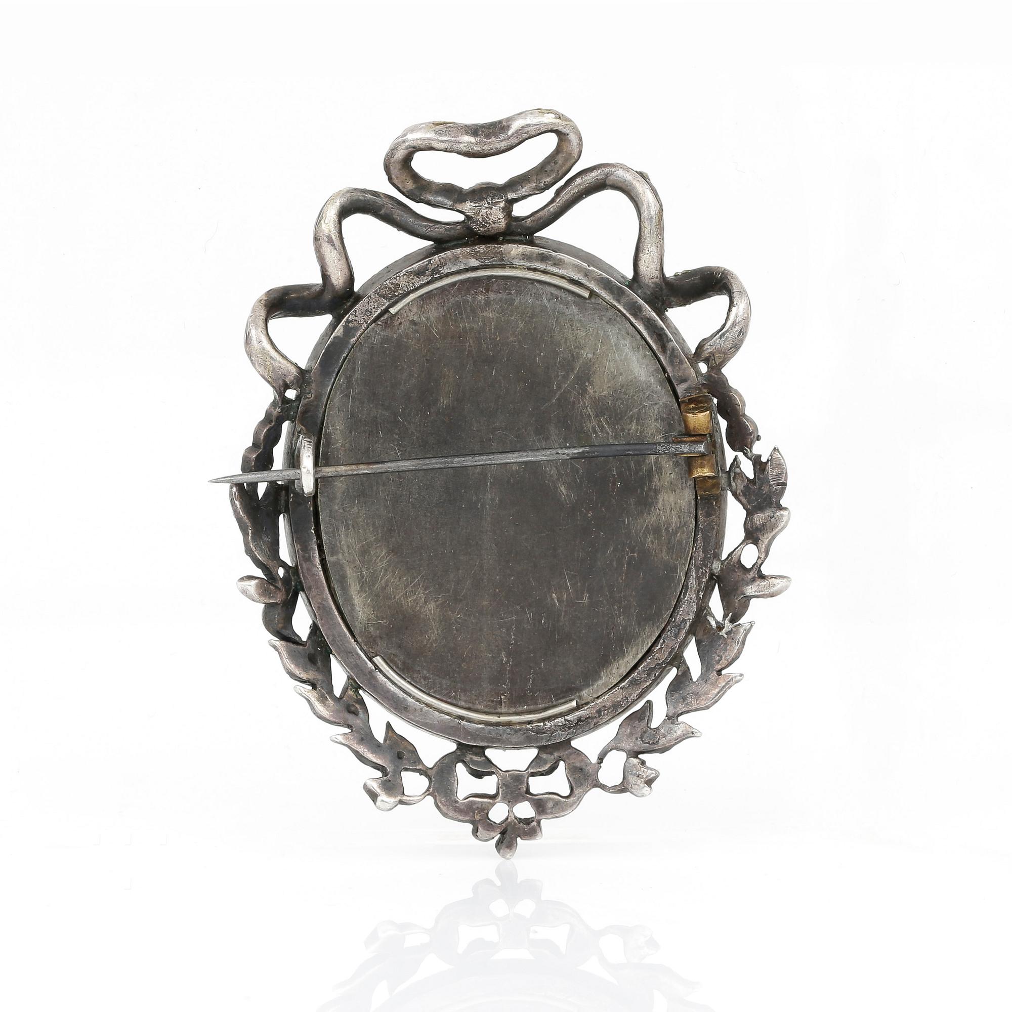 BROSCH, silver, markasiter och möjligtvis ben med målad dekor av figurscen, troligen mitten 1800-tals. Vikt ca 25,44 g.