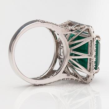 A 14K white gold ring with ca. 0.80 ct of diamonds and a emerald ca. 12.83 ct. With iGI certificate.