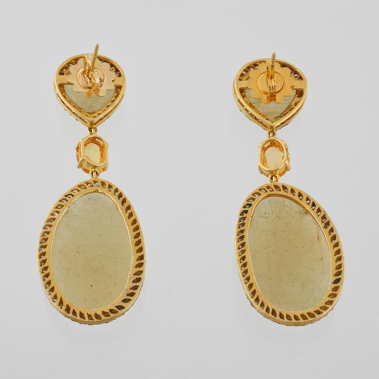 ÖRHÄNGEN, guld på silver med åttkantslipade diamanter 1.84 ct samt checkerslipade gula safirer. Vikt 16,4 gram.