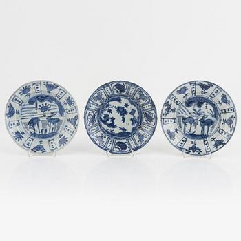 Skålfat, tre stycken, kraakporslin. Mingdynastin, Wanli (1572-1620).
