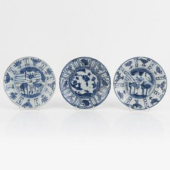 Three blue and white kraak dishes, Ming dynasty, Wanli (1572-1622).