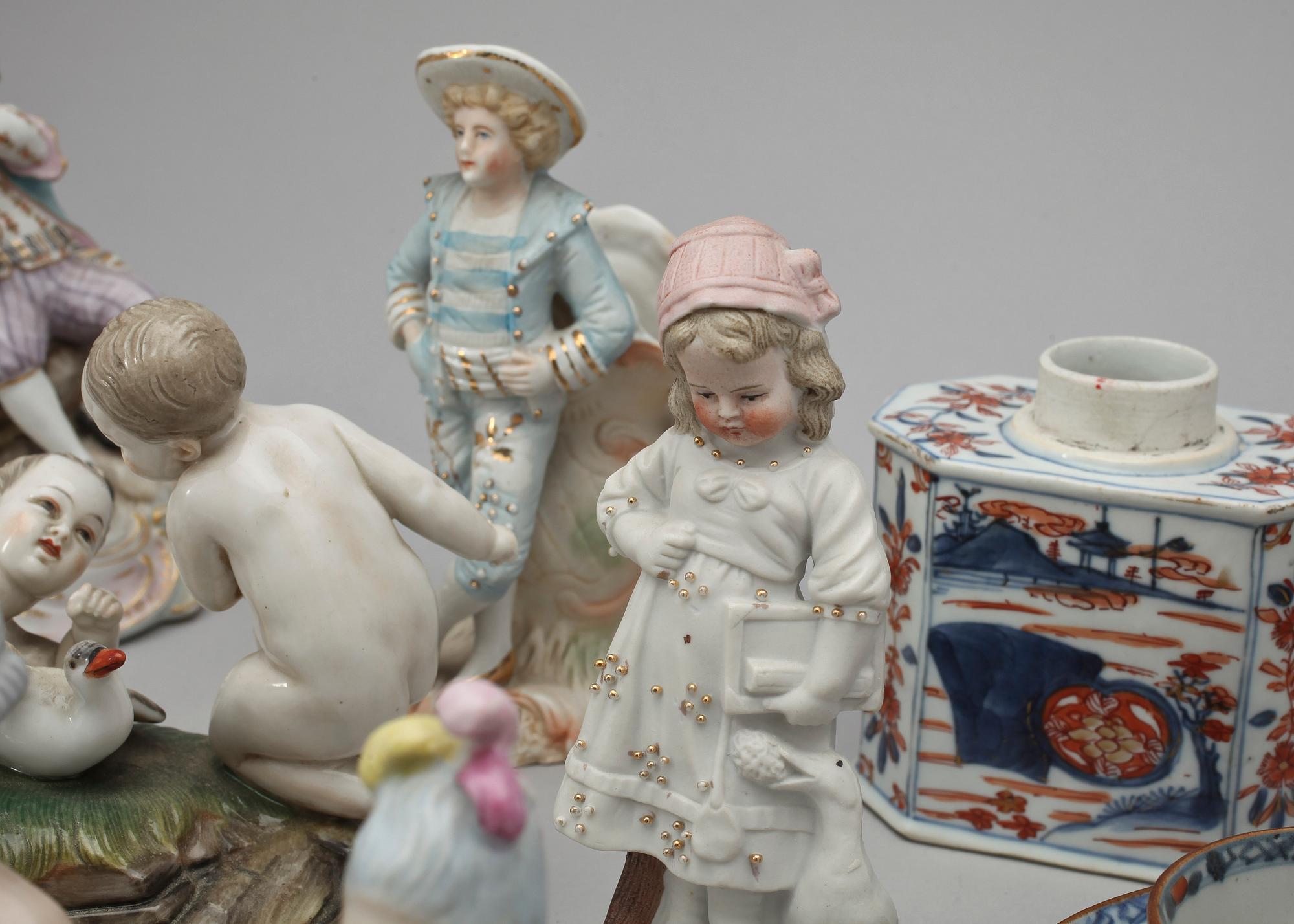 PARTI PRYDNANDSFÖREMÅL, 18 delar, porslin. 1900-tal.