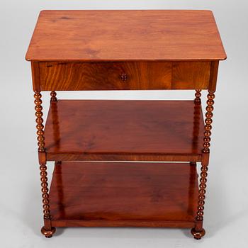 ETAGERE, etikettmärkt Snickarmästare M.O. Schröder, Stockholm, 1800-talets första hälft.