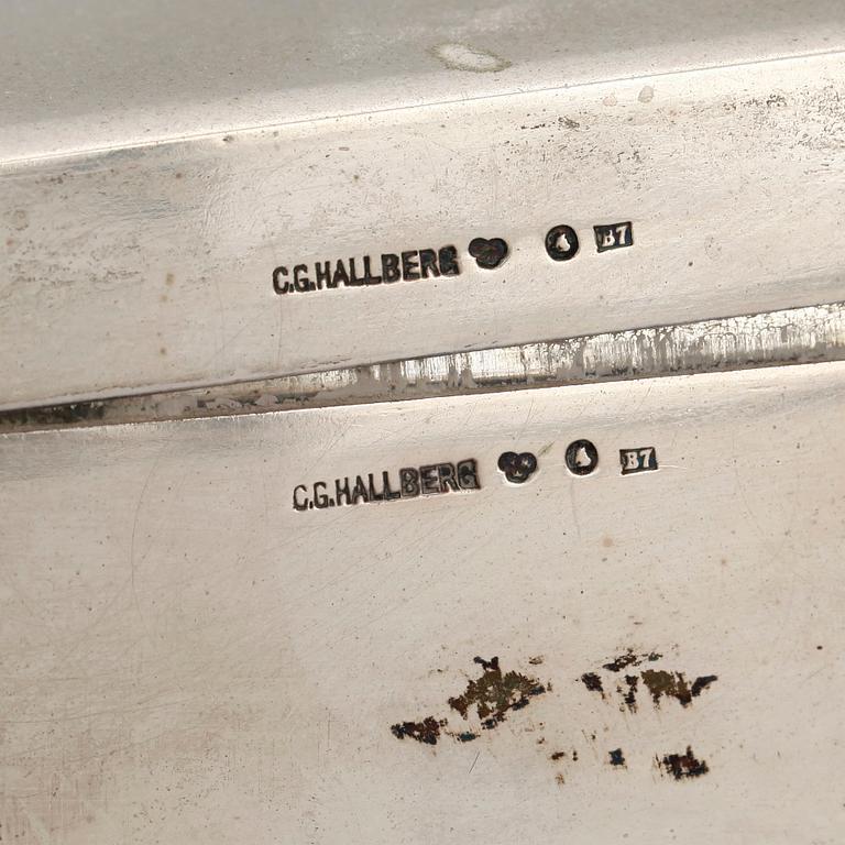 CIGARETTSKRIN, silver. C.G Hallberg, Stockholm, 1904. Totalvikt ca 505 gram.