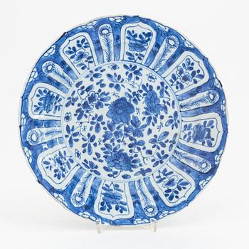 A Chinese blue and white dish, Qing dynasty, Kangxi (1662-1722).