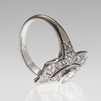 SORMUS, 9K valkokultaa, briljanttihiottuja timantteja n. 1.00 ct. Keskikivi n. 0.45 ct. Koko 16-. Paino 3 g.