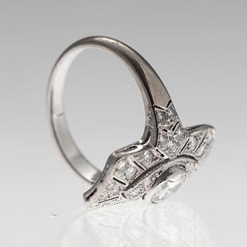 RING, 9K vitguld, briljantslipade diamanter ca 1.00 ct. Mittstenen ca 0,45 ct. Storlek 16-. Vikt 3 g.