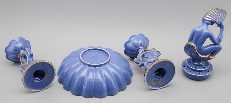 BLOMSTERSKÅL SAMT LJUSSTAKAR, porslin, "Safir", Arthur Percy, Gefle, 1900-talets första hälft.