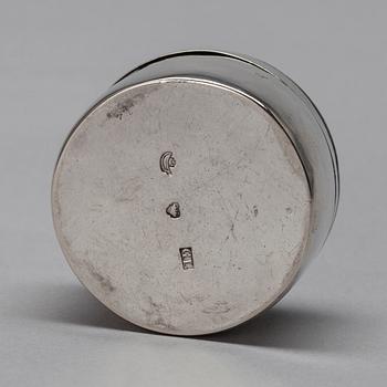 DOSA, silver, Gustaf Lindroos (1827-1839), Helsingfors. Vikt 22,6 g.