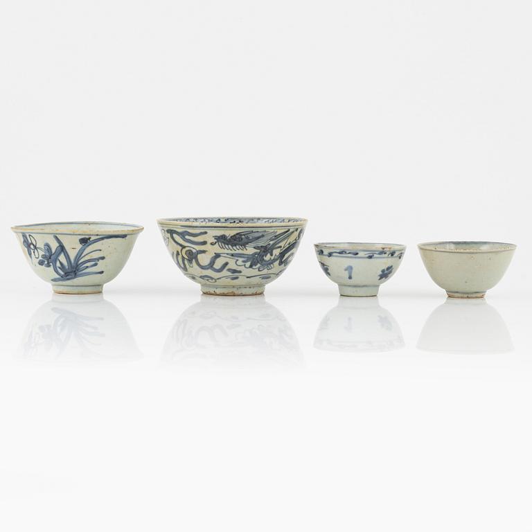 Four blue and white porcleain bowls, China, Ming dynasty, (1368-1644).