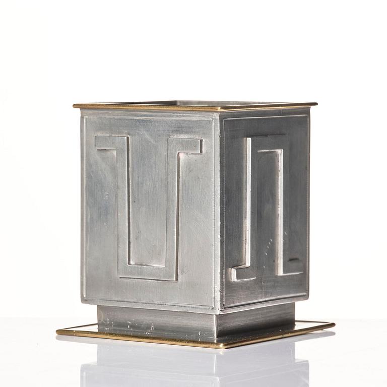 Nils Fougstedt, pennkopp, tenn och mässing, modell A 503, Firma Svenskt Tenn, Stockholm, 1932.