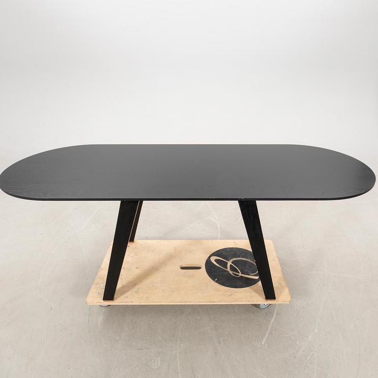 Ilse Crawford, Matbord, "Together fixed table 452f" för de la Espada Portugal  2000-tal.