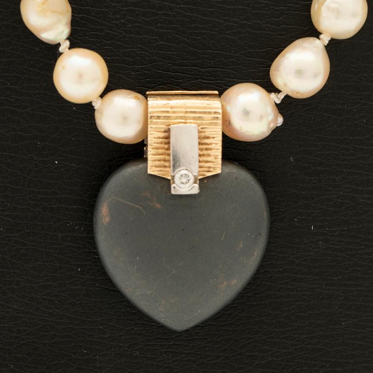 Ole Lynggaard, hänge, 14K guld med sten och diamant samt pärlcollier.