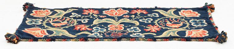 Åkdyna, broderad, ca 108 x 48 cm, signerad AMA, Skåne, 1800-talets första hälft.