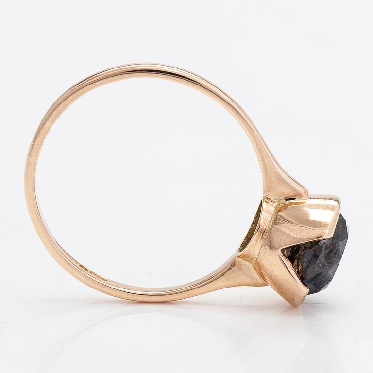 Ring, 14K guld med en briljantslipad svart diamant 2.84 ct. Kultakeskus, Tavastehus. Med IGI report.