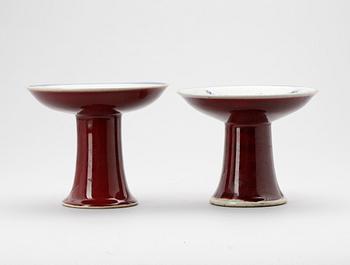 SKÅLAR PÅ FOT, ett par, porslin, Kina, 1900-talets slut.