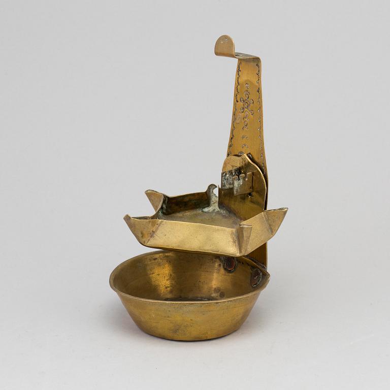 AN 18TH CENTURY BRASS OIL LAMP.