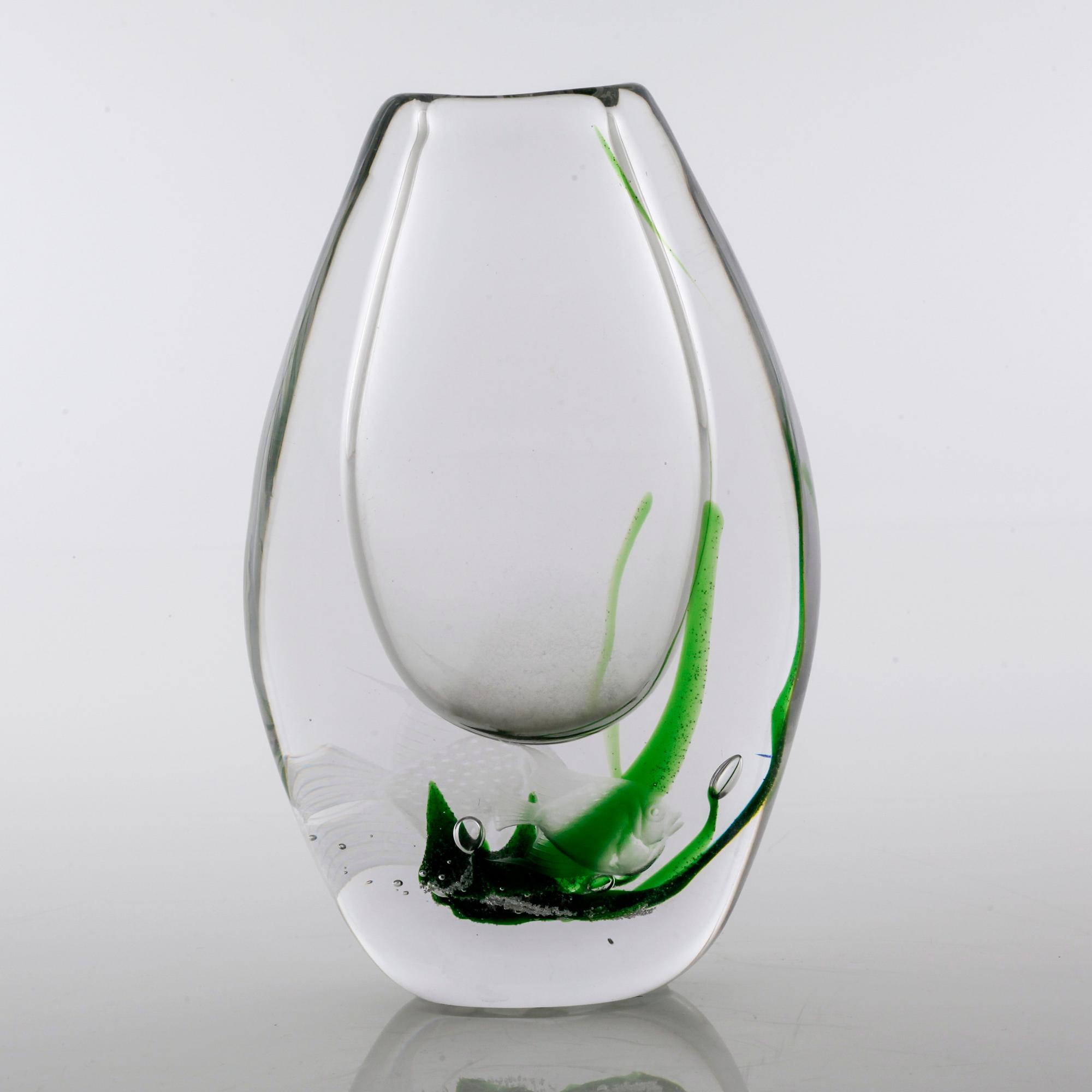 VICKE LINDSTRAND, a glass vase, from the latter half of the 20th century.