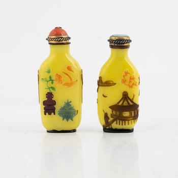 A pair of Chinese Beijing glass snuffbottles, late Qing dynasty/early 1900.