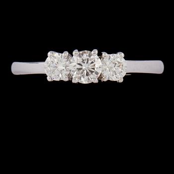 RING, 18k vitguld med 3 briljantslipade diamanter, 0.70 ct. Vikt 3 g.