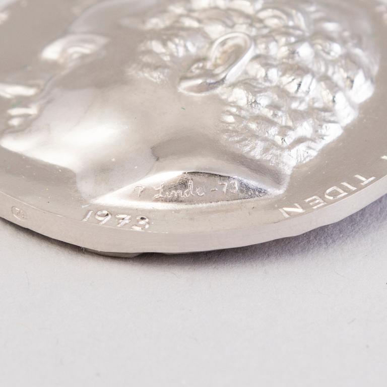 A commemorative platinum 999/1000 medallion, Carl XVI Gustaf, King of Sweden 1973, numbered 43/50, marked P. Lunde -73.